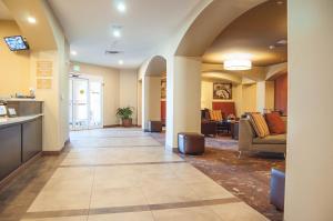 un vestíbulo de un hospital con sala de espera en Candlewood Suites Denver North - Thornton, an IHG Hotel en Thornton