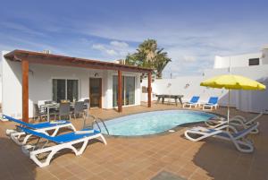 The swimming pool at or close to Villa Whitney