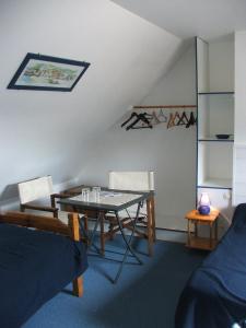 uma sala de jantar com uma mesa e cadeiras num quarto em Chambres d'hotes Welcome Trépied em Cucq