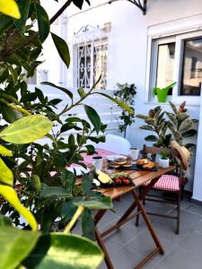 una mesa con comida en una habitación con plantas en Klm House en Rodas