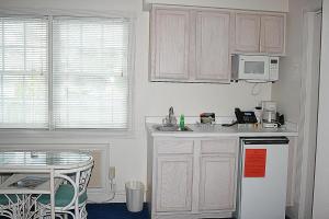 eine Küche mit einem weißen Kühlschrank und einer Mikrowelle in der Unterkunft 805L home in Calabash