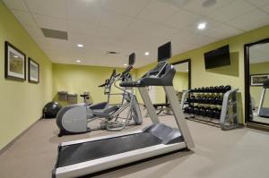 Fitness centrum a/nebo fitness zařízení v ubytování Staybridge Suites Tomball by IHG