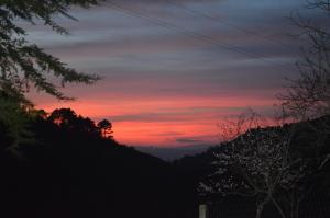 zachód słońca w górach z czerwonym niebem w obiekcie Carneiro Country Houses Casa das Batatas w mieście Amarantinho