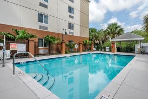 einem Pool vor einem Gebäude in der Unterkunft Candlewood Suites Fort Myers/Sanibel Gateway, an IHG Hotel in Fort Myers