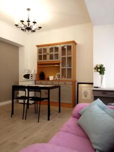 ein Wohnzimmer mit einem Tisch und einer Küche in der Unterkunft Mini-apartment Donna Rosa D'Alvadorez in Alicante