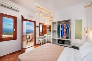 - une chambre avec un lit et une vue sur l'océan dans l'établissement Nectarios Villa - Studios & Suites Adults Only, à Fira