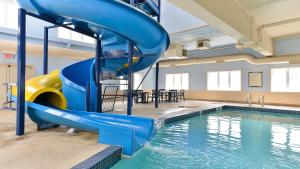 Bazén v ubytování Staybridge Suites - Calgary Airport by IHG nebo v jeho okolí