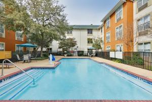 Kolam renang di atau dekat dengan Candlewood Suites Dallas Market Center-Love Field, an IHG Hotel