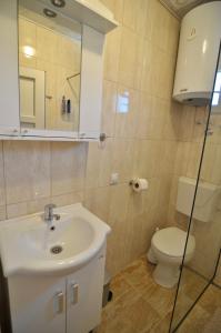A bathroom at NEÐO Apartments Brda