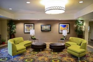 Lobbyn eller receptionsområdet på Candlewood Suites Denver Northeast - Brighton, an IHG Hotel