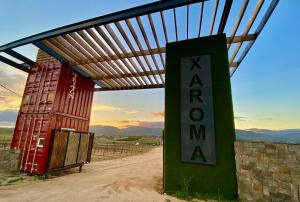 un panneau qui dit xariaonimum à côté d'un bâtiment dans l'établissement Xaroma, à Valle de Guadalupe