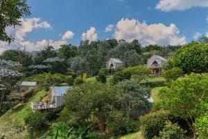 una vista aérea de una casa en los árboles en TEVA Glamping & Retreat, en Rionegro