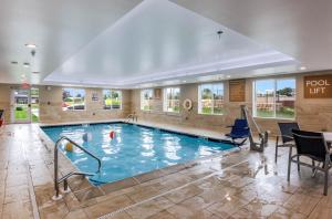 duży basen w pokoju hotelowym w obiekcie Candlewood Suites - Brighton, an IHG Hotel w mieście Brighton