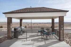- un kiosque avec une table, des chaises et un grill dans l'établissement Candlewood Suites Pueblo, an IHG Hotel, à Pueblo