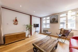 a living room with a coffee table and a couch at Appartement Arcade en hyper centre avec parking in Strasbourg