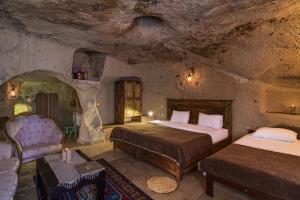 A bed or beds in a room at Atilla's Cave Hotel Még 37 kép