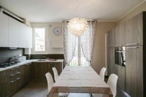 a kitchen with a table with chairs and a window at Casa Myriam in Verona