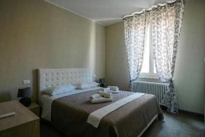 um quarto com 2 camas e uma janela em Casa Myriam em Verona