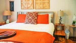a bedroom with a bed with orange pillows at Playpark Lodge in South Lake Tahoe