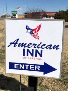 Znak dla amerykańskiej gospody liberalnego wejścia w obiekcie American Inn Of Liberal w Liberal