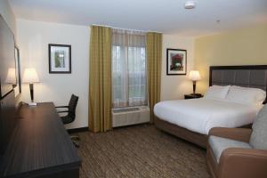 Tempat tidur dalam kamar di Candlewood Suites - Portland - Scarborough, an IHG Hotel