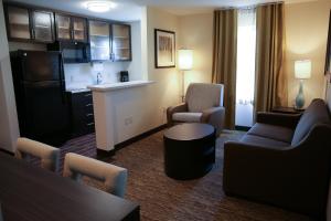 Zona d'estar a Candlewood Suites - Portland - Scarborough, an IHG Hotel