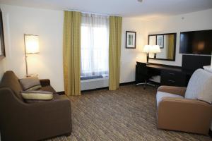 Zona d'estar a Candlewood Suites - Portland - Scarborough, an IHG Hotel