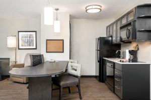 Cuina o zona de cuina de Candlewood Suites Durham - RTP, an IHG Hotel