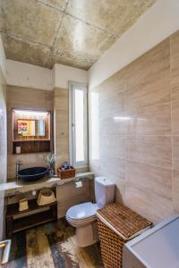 卡蒂卡斯的住宿－Ayia Marina，浴室配有卫生间、盥洗盆和浴缸。