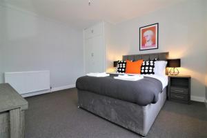 Postel nebo postele na pokoji v ubytování Greenock West Apartment