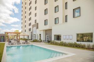 Bazén v ubytování Staybridge Suites Silao by IHG nebo v jeho okolí