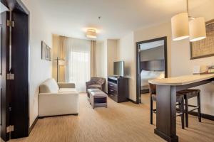 Зона вітальні в Staybridge Suites Silao, an IHG Hotel