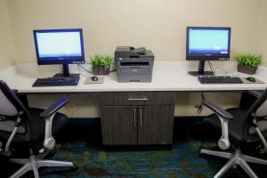 escritorio con 2 monitores, impresora y 2 sillas en Candlewood Suites Richmond North-Glen Allen, an IHG Hotel, en Richmond