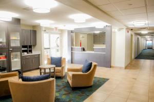 un vestíbulo de oficina con sillas, cocina y barra en Candlewood Suites Richmond North-Glen Allen, an IHG Hotel, en Richmond