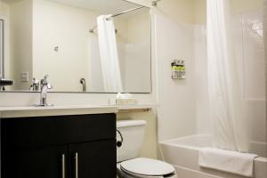 Ванная комната в Candlewood Suites Richmond North-Glen Allen by IHG