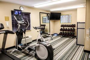 uma sala de fitness com 2 passadeiras e um ginásio em Candlewood Suites Richmond North-Glen Allen, an IHG Hotel em Richmond