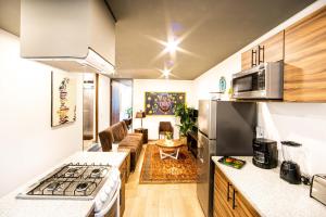Ett kök eller pentry på Modern & Renovated Apartment with Private Patio in Tacuba - Legaria