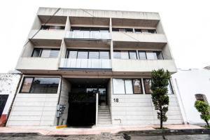 un edificio blanco con una puerta negra en Modern & Renovated Apartment with Private Patio in Tacuba - Legaria, en Ciudad de México