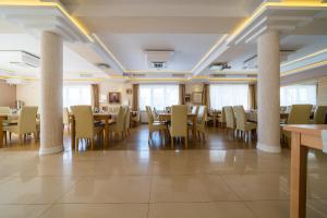 a large dining room with tables and chairs at Adamar Jastrzębia Góra in Jastrzębia Góra