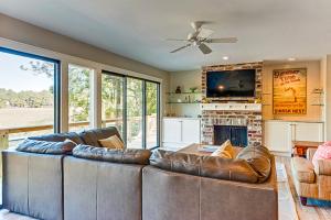 ein Wohnzimmer mit einem Sofa und einem Kamin in der Unterkunft 18 Wren Drive in Hilton Head Island