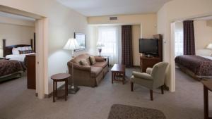 TV a/nebo společenská místnost v ubytování Staybridge Suites Buffalo by IHG