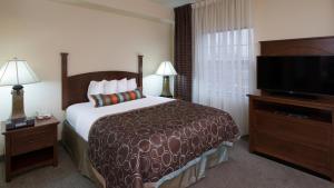 Postel nebo postele na pokoji v ubytování Staybridge Suites Buffalo by IHG