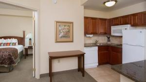Kuchyň nebo kuchyňský kout v ubytování Staybridge Suites Buffalo by IHG