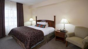Postel nebo postele na pokoji v ubytování Staybridge Suites Buffalo by IHG