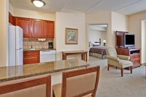 Kuchyň nebo kuchyňský kout v ubytování Staybridge Suites Buffalo by IHG
