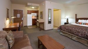 Postel nebo postele na pokoji v ubytování Staybridge Suites Buffalo by IHG