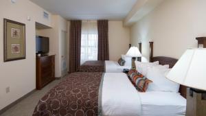 Postel nebo postele na pokoji v ubytování Staybridge Suites Buffalo by IHG