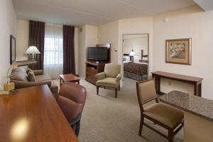 TV a/nebo společenská místnost v ubytování Staybridge Suites Buffalo by IHG