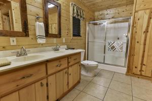 Mineral BluffにあるHEAVEN ON THE TOCCOA Where you will Enjoy the Sites and Sounds of the Toccoa Riverのシャワー、洗面台、トイレ付きのバスルーム +30枚の写真