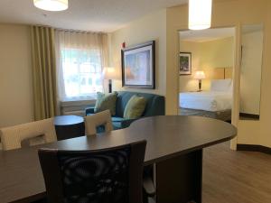 Khu vực ghế ngồi tại Candlewood Suites Raleigh Crabtree, an IHG Hotel